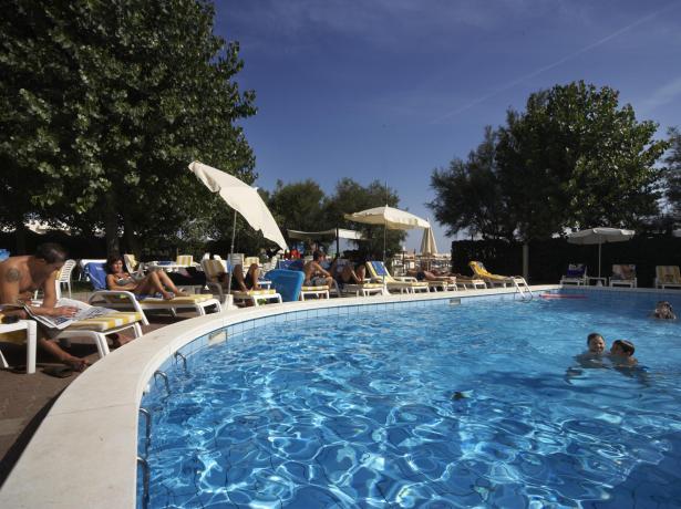 alexandraplaza it offerta-luglio-hotel-fronte-mare-riccione-con-piscine 013
