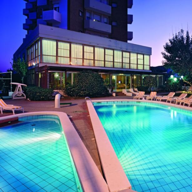 alexandraplaza it offerta-luglio-hotel-fronte-mare-riccione-con-piscine 030