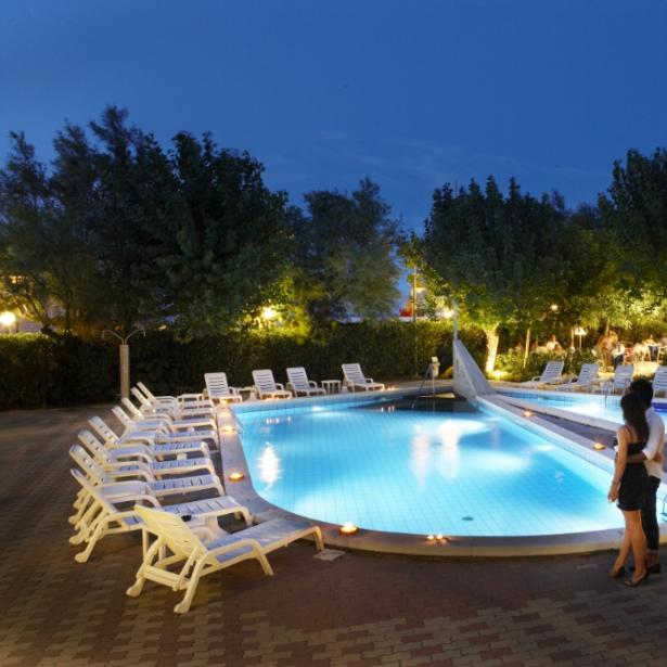 alexandraplaza it offerta-luglio-hotel-fronte-mare-riccione-con-piscine 032