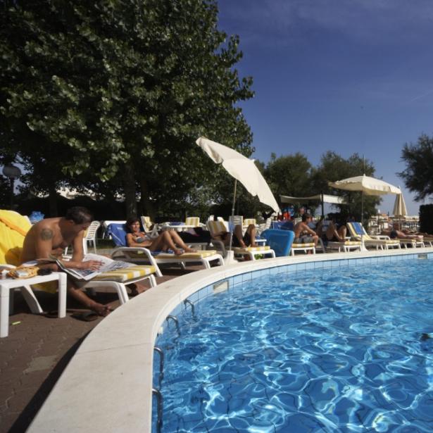 alexandraplaza it offerta-luglio-hotel-fronte-mare-riccione-con-piscine 027